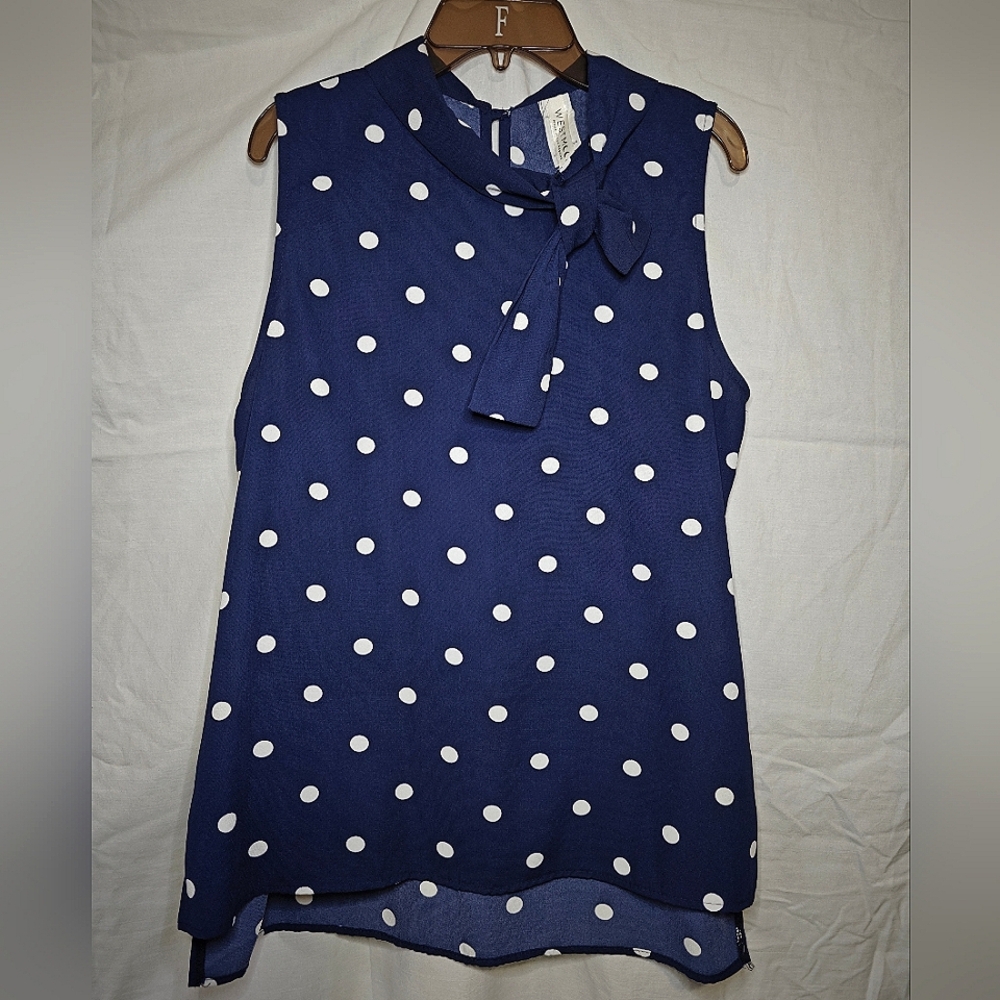 Navy polkadot sleeveless hi-low blouse by Westmont Sz M EUC